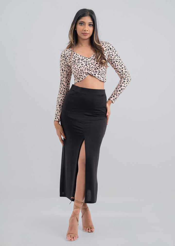 ARENA FRONT SLIT BLACK SKIRT