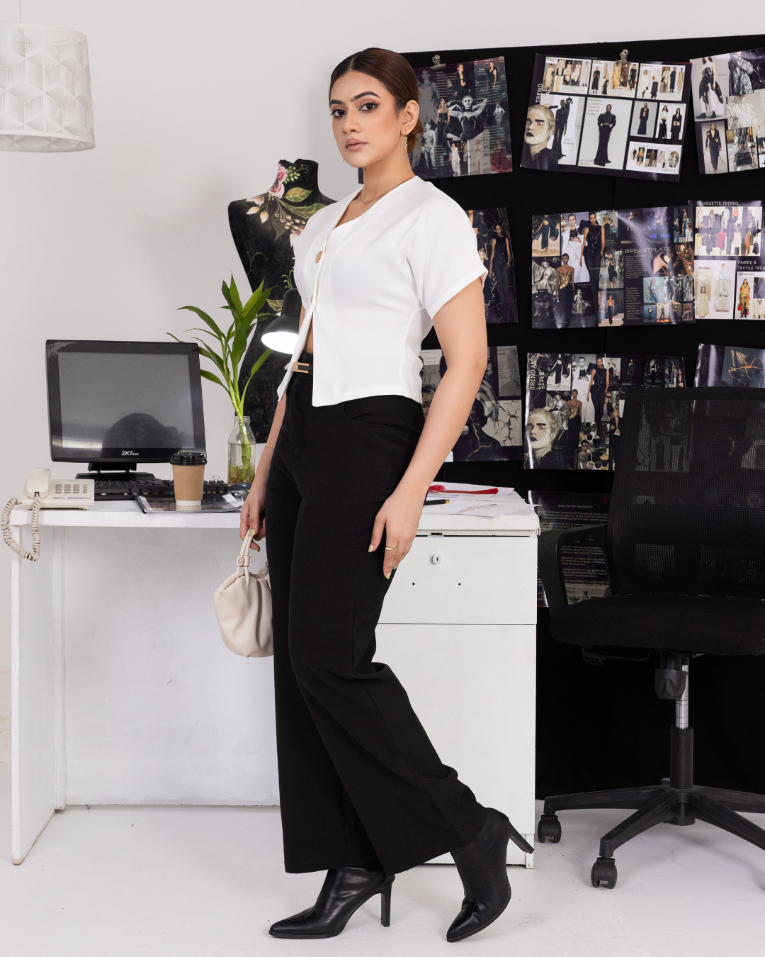 NOURA WHITE V NECK TOP
