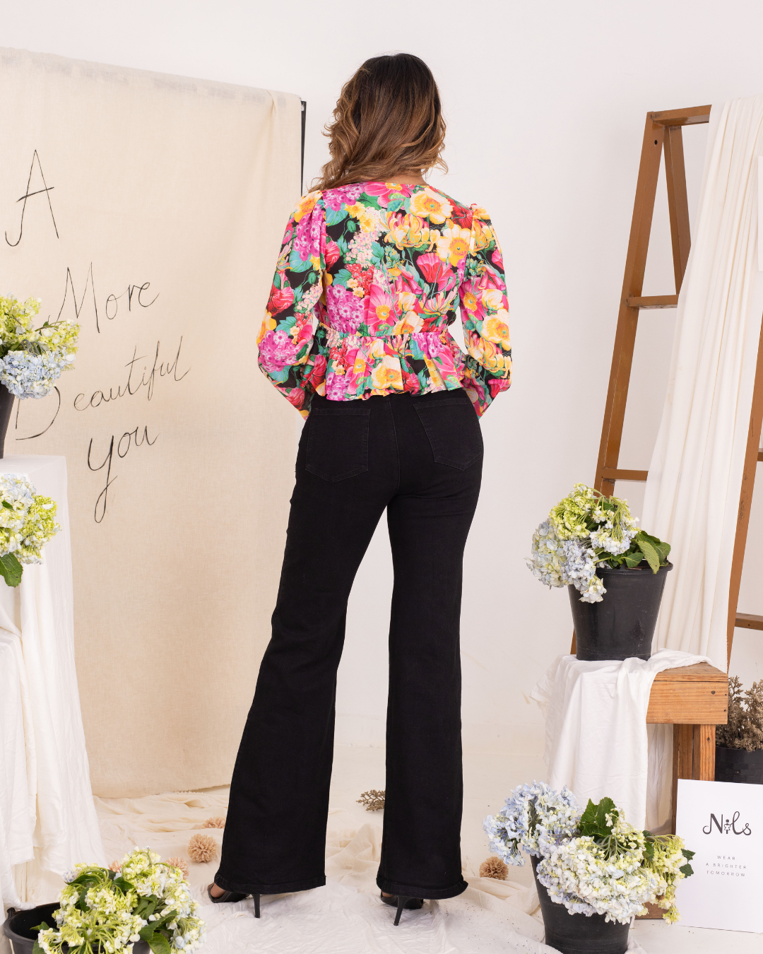 KLARA FLORAL V NECK TOP