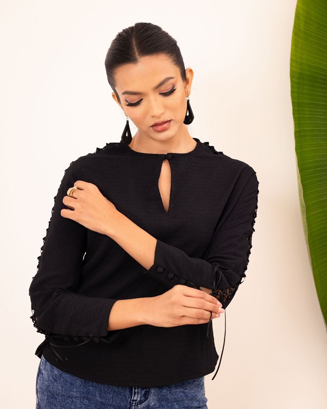 SERENA SHOULDER CUT TOP