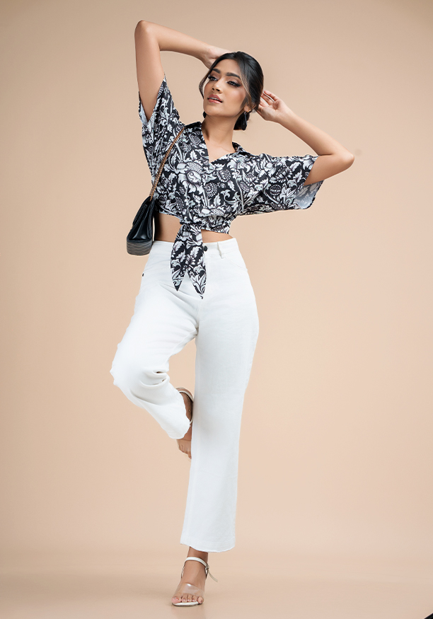 ALEXIE FRONT KNOT CROP BLOUSE