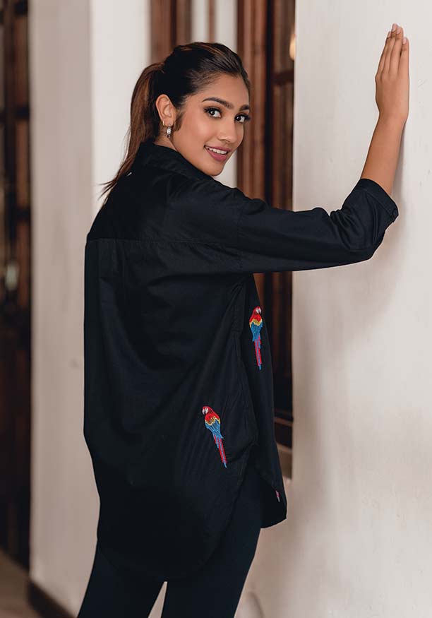 SHELLY PARROT EMBROIDERY BLACK SHIRT 