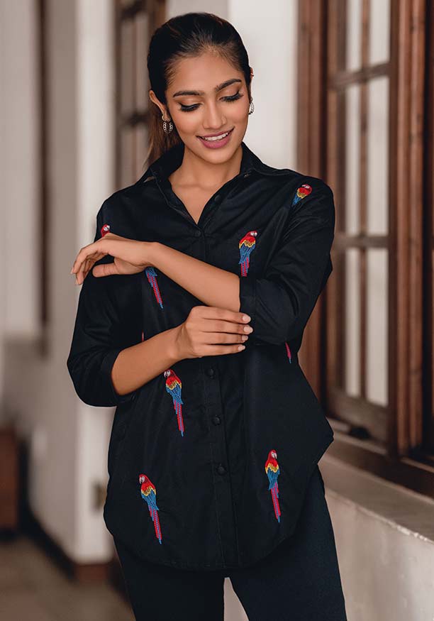 SHELLY PARROT EMBROIDERY BLACK SHIRT 