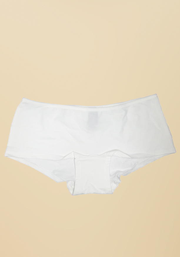 SHORT IN WHITE