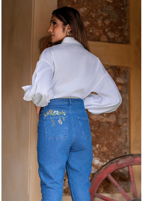 BACK EMBROIDERD MOM JEAN