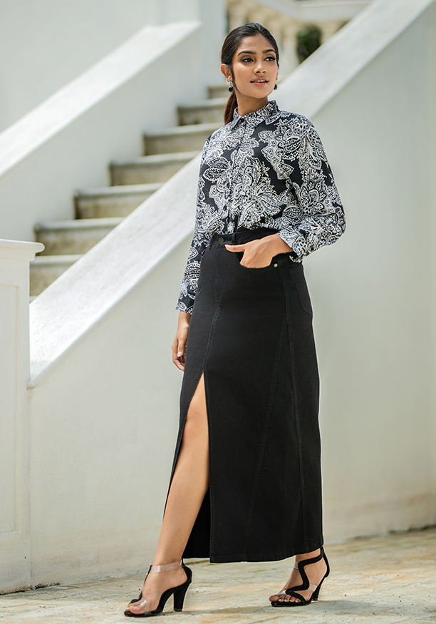 EZRA FRONT SLIT BLACK SKIRT 